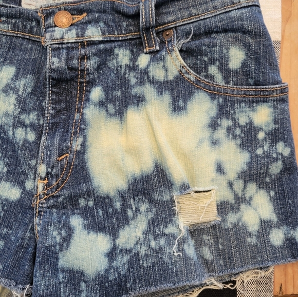 Levi Shorts - Picture 2 of 6